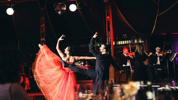 Strauss Dinner Show: Elegante Balletttänzer begeistern.