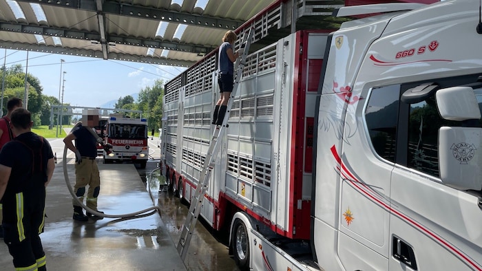 Die Feuerwehr Kramsach füllte den Wassertank des Transporters wieder auf.