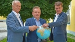 „Sonnenpionier“ und Vordenker Martin Bruckner unterstützt Zwettl mit Bürgermeister Franz Mold und Stadtrat Erich Stern (von links), bis 2035 klimaneutral zu werden. (Bild: Stadt Zwettl)