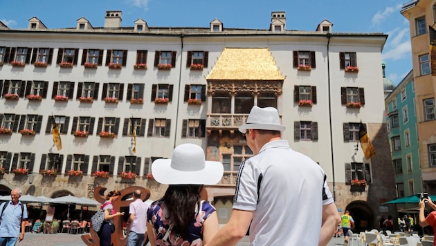 Das Goldene Dachl schützt nicht vor Hitze, besser geeignet ist ein Hut.  (Bild: Christof Birbaumer / Kronenzeitung)