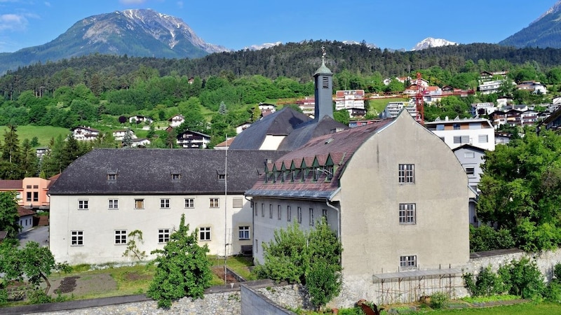 In diesem ehemaligen Kapuzinerkloster in Imst soll eine Grillfeier eskaliert sein. (Bild: Haeferl)