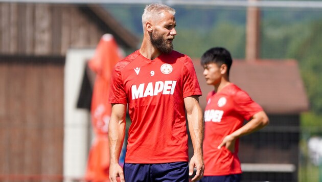 Mit einer neuen Haarfarbe stand Daniel Maderner am Mittwoch wieder beim Training am Feld. (Bild: GAK 1902)