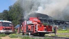 14 Feuerwehren waren bei dem Brand in St. Wolfgang im Einsatz. (Bild: FF Bad Ischl)