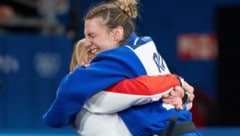 Coach Yvonne Snir-Bönisch (left) and Michaela Polleres celebrate the bronze medal. (Bild: APA/GEORG HOCHMUTH)