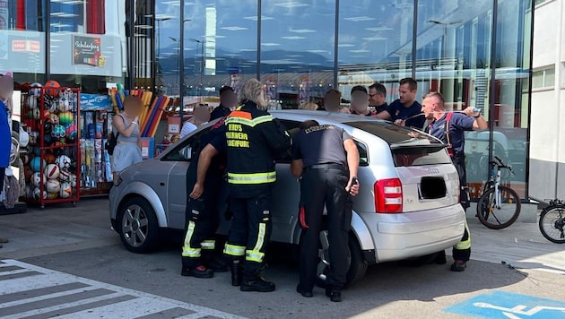 Vor einem Geschäft versperrte sich das Auto ganz plötzlich von selbst! (Bild: Berufsfeuerwehr Klagenfurt, Krone KREATIV)