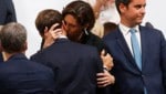 In den sozialen Medien wird seit dem Auftauchen des Fotos über den Kuss heftig debattiert. (Bild: APA/AFP/Odd ANDERSEN)
