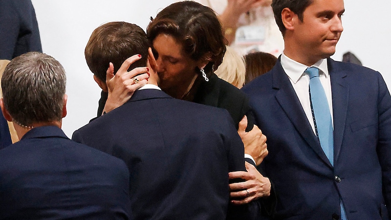 In den sozialen Medien wird seit dem Auftauchen des Fotos über den Kuss heftig debattiert. (Bild: APA/AFP/Odd ANDERSEN)