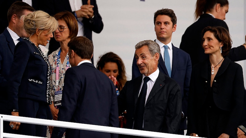 Das Ehepaar Macron, Ex-Präsident Nicolas Sarkozy, Premier Gabriel Attal und eben Sportministerin Amélie Oudéa-Castéra bei der Eröffnungsfeier am vergangenen Freitag (Bild: APA/AFP/Odd ANDERSEN)