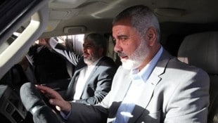 Von links: Hamas-Funktionär Khaled Meshaal und der verstorbene Anführer Ismail Haniyeh (Bild: AFP/Ismail Haniya‘s office )