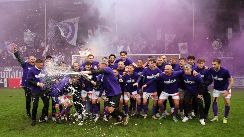 Last season, the Violets were crowned champions. However, it was not enough to gain promotion. (Bild: Tröster Andreas/Kronen Zeitung)