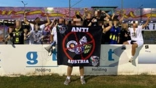 Die „WAC Ultras“ fielen beim ÖFB-Cup-Match in Draßburg mit einer Hass-Geste Richtung Klagenfurter Lokalrivale auf. (Bild: Instagram)