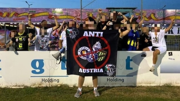 Die „WAC Ultras“ fielen beim ÖFB-Cup-Match in Draßburg mit einer Hass-Geste Richtung Klagenfurter Lokalrivale auf. (Bild: Instagram)