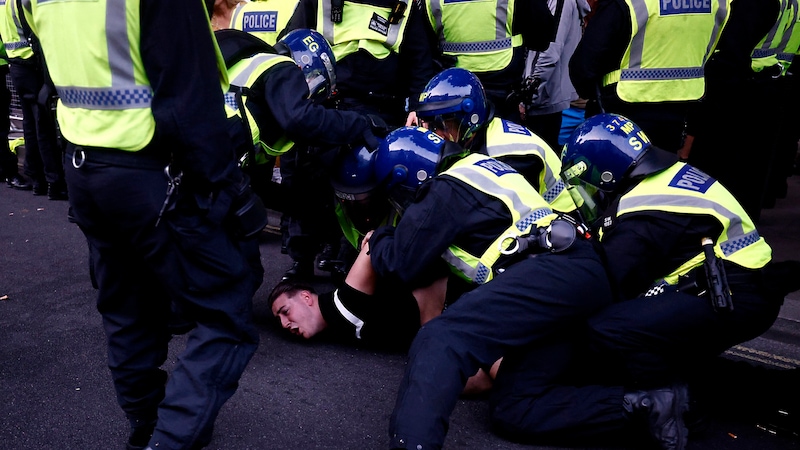 Die Festnahme eines Demonstranten (Bild: APA/AFP/BENJAMIN CREMEL)