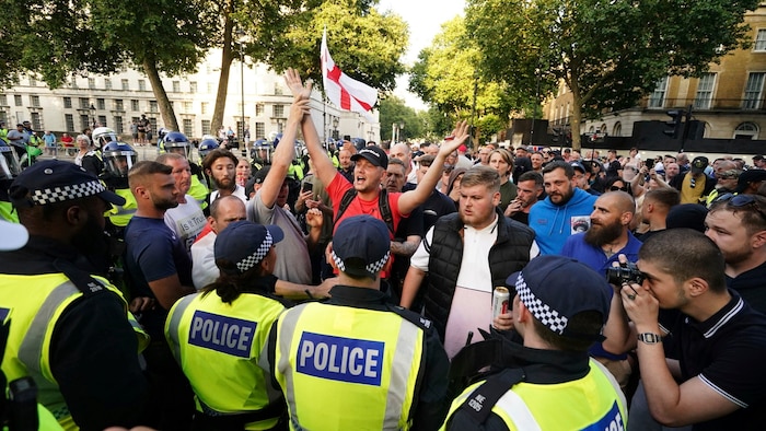 Rechtsextreme werfen den Behörden vor, die Wahrheit über die Herkunft des mutmaßlichen Täters von Southport zu vertuschen. 