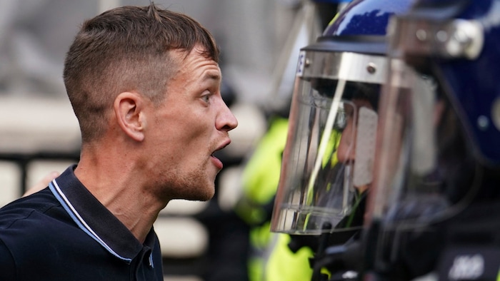 Die Zahl der aufgetauchten Randalierer hat am Dienstagabend rasch zugenommen, sodass die Situation „sehr schnell“ eskaliert sei.