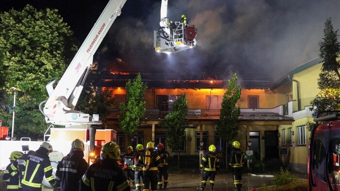 Das Wirtshaus wurde durch das Feuer stark beschädigt.