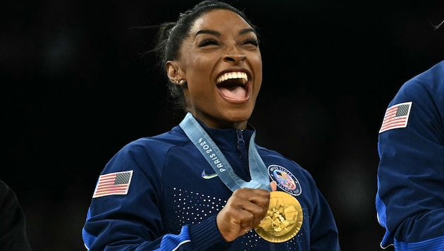 US gymnastics star Simone Biles with her gold medal (Bild: APA/AFP/Lionel BONAVENTURE)