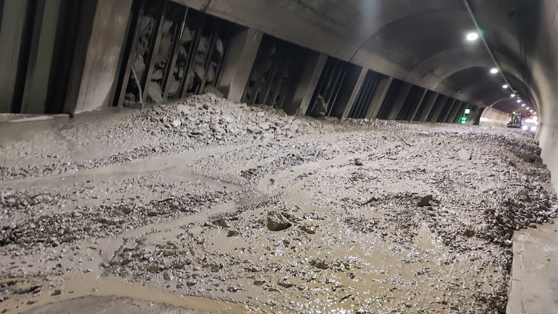 The debris flow entered the Passürtunnel in the area of the gallery and made it impassable. (Bild: Bernd Hofmeister)