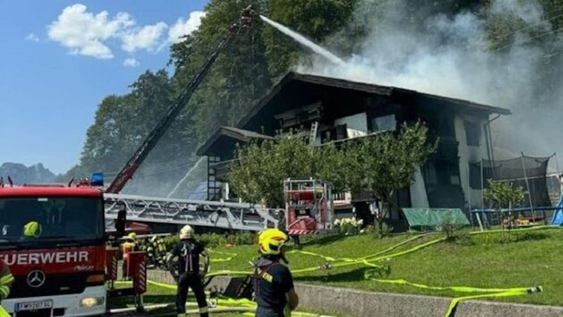 Das Haus wird abgerissen werden müssen. (Bild: FF Bad Ischl)