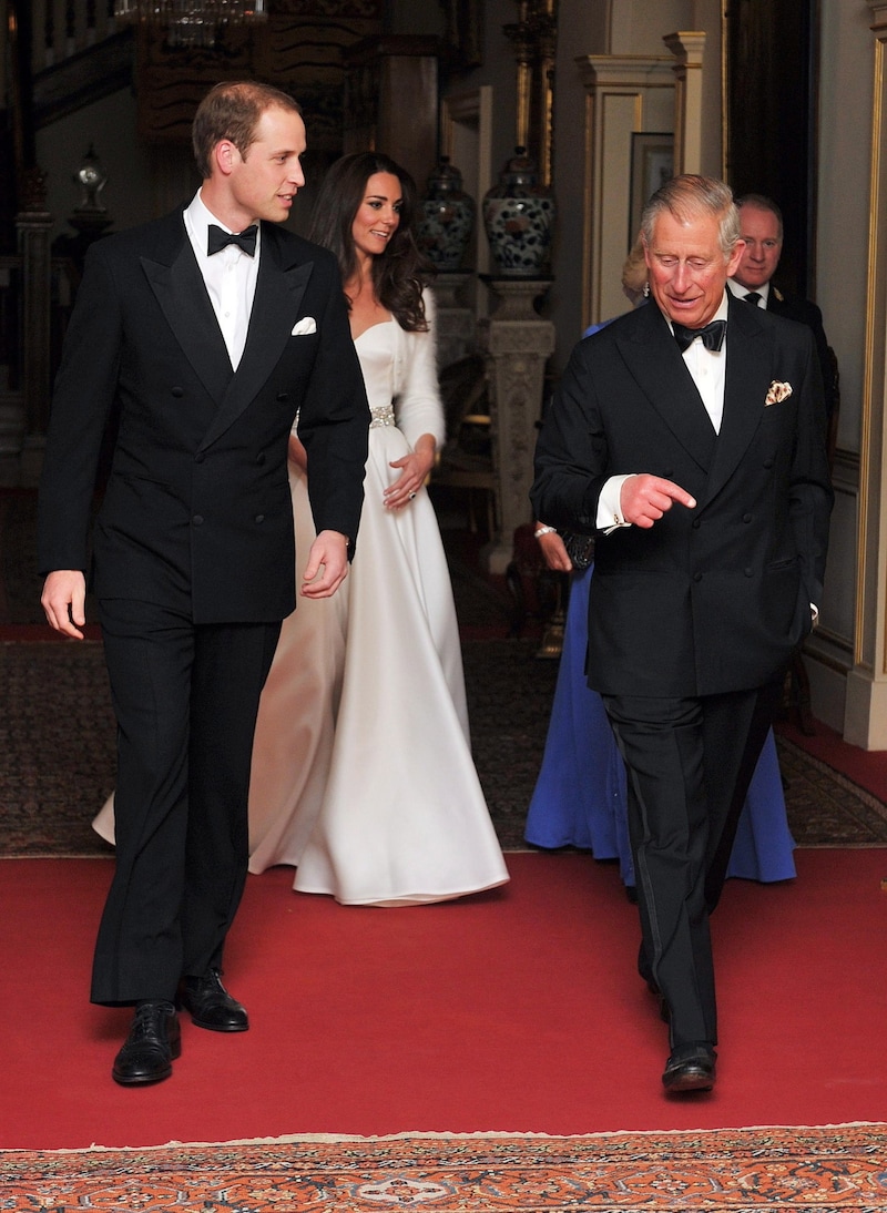 Prinz William, die heutige Prinzessin Kate und das heutige Königspaar Charles und Camilla auf dem Weg zum Hochzeitsempfang. (Bild: picturedesk.com/JOHN STILLWELL / EPA)