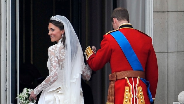 Princess Kate - then Duchess of Cambridge - and Prince William leave the balcony of Bucking Palace after their performance. (Bild: picturedesk.com/ANDY RAIN / EPA)