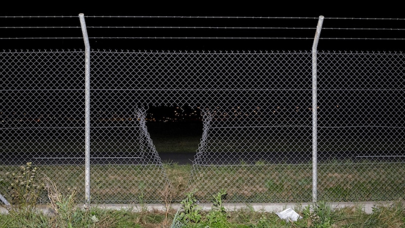 Mehrere Aktivisten demonstrierten am Flughafen Leipzig/Halle für mehr Klimaschutz. (Bild: APA/Julius-Christian Schreiner)