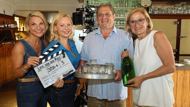 From the left: Actresses Kristina Sprenger and Katharina Straßer, together with Johanna Mikl-Leitner, Governor of Lower Austria, and the host of the filming location: farmer Andreas Radlherr. (Bild: Bissuti Kristian/KRISTIAN BISSUTI)