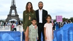 Chrissy Teigens und John Legend besuchten mit den beiden ältesten ihrer vier Kinder die Olympischen Spiele in Paris.  (Bild: APA Pool/Jonathan NACKSTRAND / AFP)