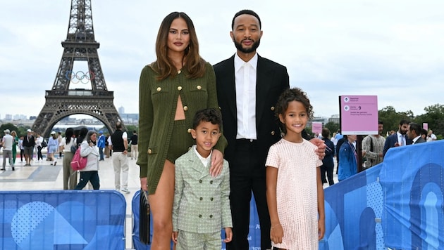 Chrissy Teigens and John Legend attended the Olympic Games in Paris with the two eldest of their four children. (Bild: APA Pool/Jonathan NACKSTRAND / AFP)