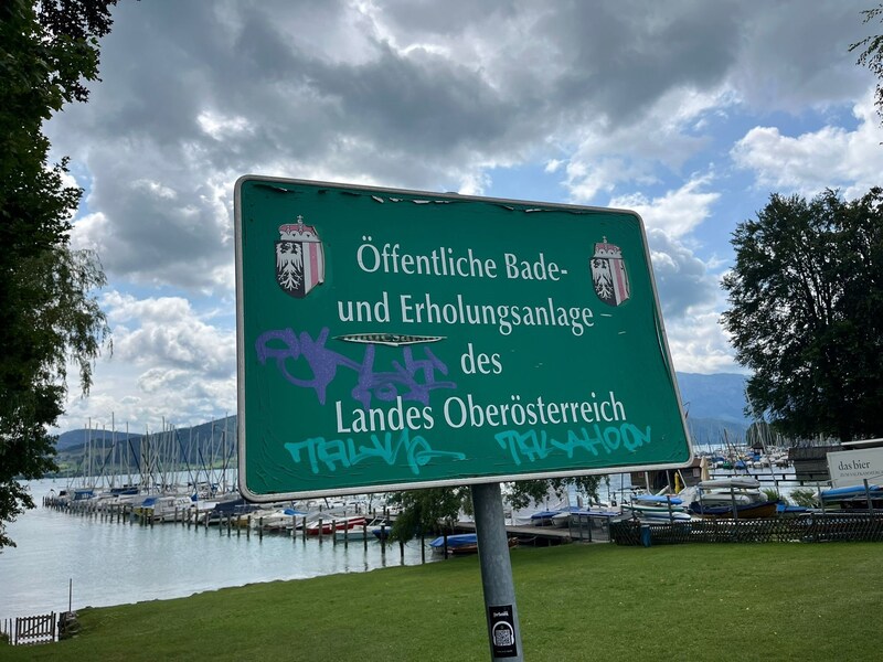 Insgesamt wurden in Attersee 80 Sachbeschädigungen gezählt. (Bild: Krone KREATIV/Gemeinde Attersee)