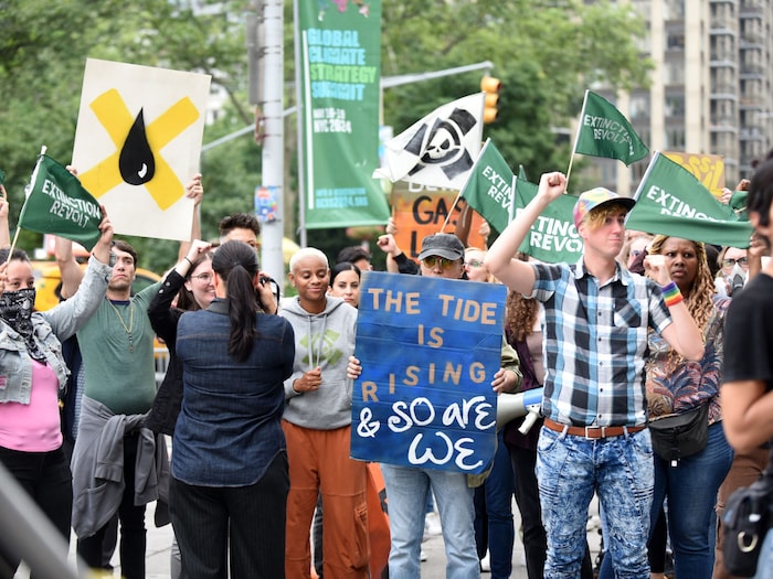 ... gerät Jennifer Aniston in eine Demonstration ...
