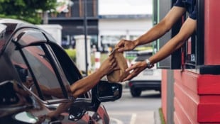 Übergeben wird die Bestellung noch von einem Menschen, aufgenommen von KI.