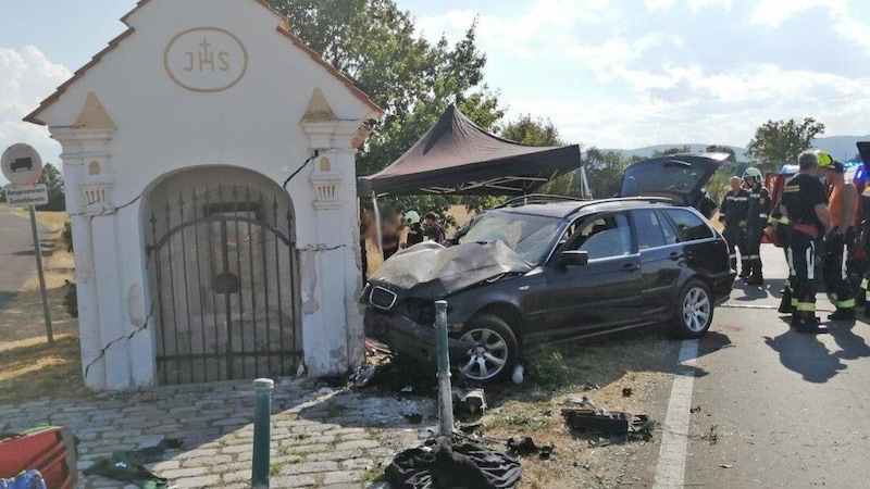 Der erst 17 Jahre alte Rumäne wurde bei dem Crash auf der Beifahrerseite eingeklemmt. Er verstarb noch an der Unfallstelle (Bild: Einsatzdoku)