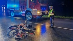 Das Moped krachte gegen eine Mauer und wurde dann zurück auf die Straße geschleudert. (Bild: ZOOM Tirol/zoom.tirol, Krone KREATIV)