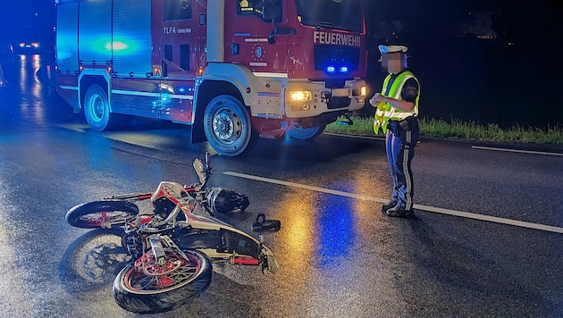 Das Moped krachte gegen eine Mauer und wurde dann zurück auf die Straße geschleudert. (Bild: ZOOM Tirol/zoom.tirol, Krone KREATIV)