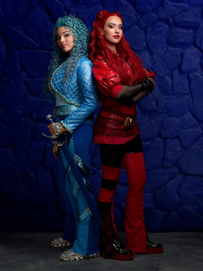 Malia Baker als Chloe und Kylie Cantrall als Red