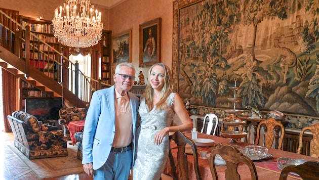 Self-made millionaire Christian Mucha and his wife Ekaterina, here in the Knights' Hall with XL tapestry and golden tablecloth, are at home in Drasing Castle. (Bild: Evelyn Hronek/EVELYN HRONEK)