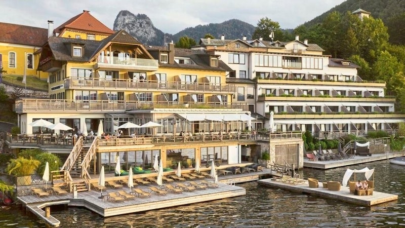 Auf der See-Terrasse (unten) des Nobelhotels „Das Traunsee“ sollen – so das Wetter mitspielt – heuer die ORF-Sommergespräche stattfinden. (Bild: Das Traunsee)