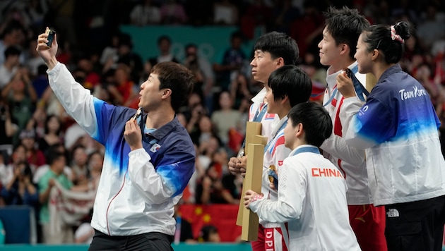 South and North Korean athletes posed for a selfie together. (Bild: AP ( via APA) Austria Presse Agentur/ASSOCIATED PRESS)