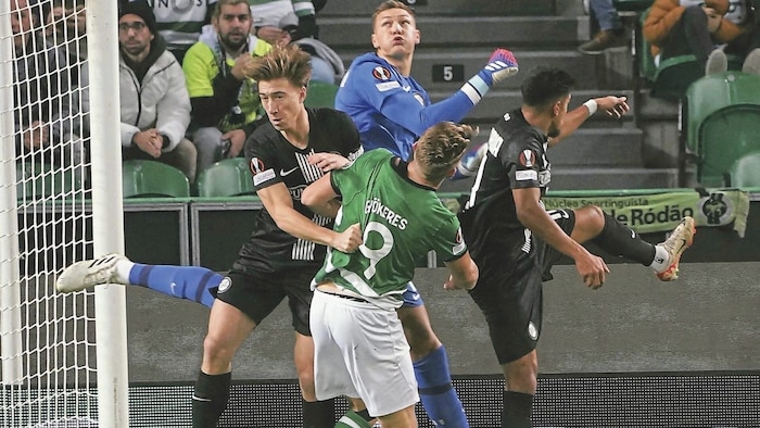 Gegen Sporting Lissabon spielte Scherpen im Dezember trotz Kreuzbandriss. 