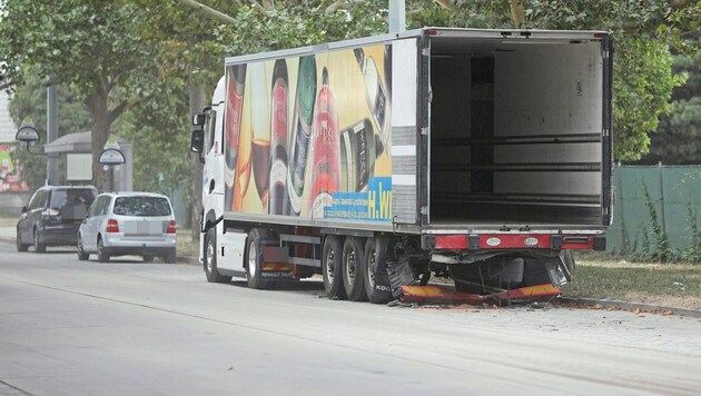 The driver had fled from the police and collided with a truck trailer. He died at the scene of the accident. (Bild: Bartel Gerhard)