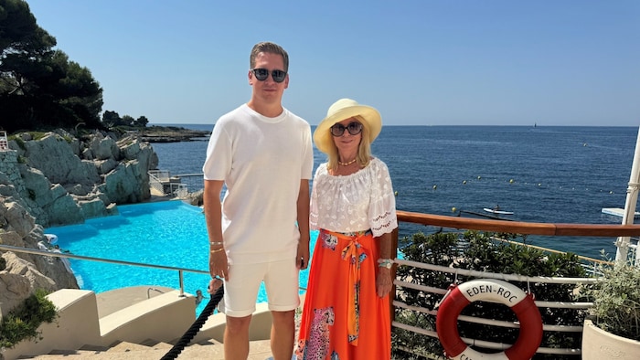 Und lächeln! In strahlender Sommer-Robe genießen die beiden den Urlaub. 