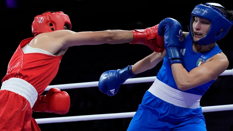 Imane Khelif (left) showed no mercy against Angela Carini on Thursday. (Bild: AP)