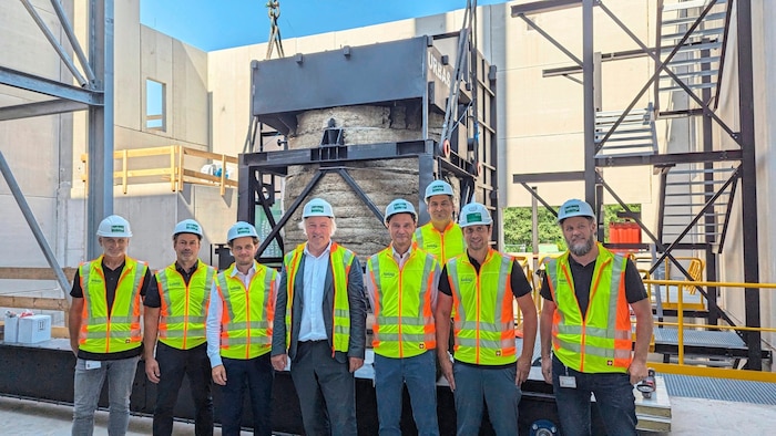 The "Kelag Energie &amp; Wärme" team in front of the boiler.