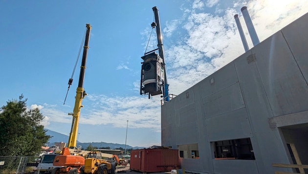 The 75-ton boiler is lifted into the plant. (Bild: Felix Justich)