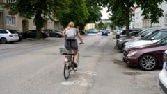 Derzeit wird noch direkt auf der Straße geradelt. Der Radweg ist zwischen Lasten- und Bertschingerstraße geplant. (Bild: Attila Molnar)