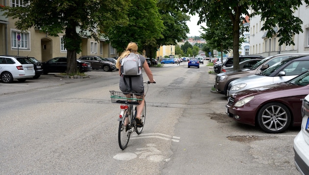 Derzeit wird noch direkt auf der Straße geradelt. Der Radweg ist zwischen Lasten- und Bertschingerstraße geplant. (Bild: Attila Molnar)