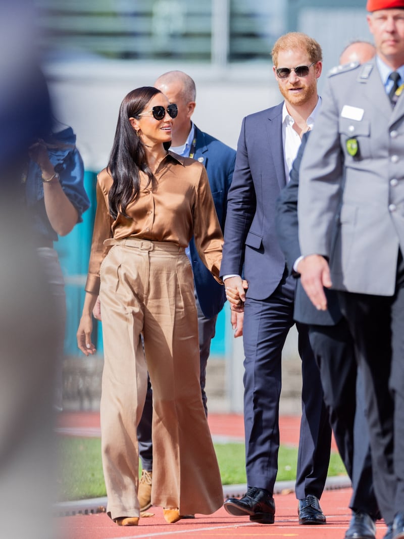 Duchess Meghan in wide-leg pants at the Invictus Games in Germany (Bild: www.viennareport.at/Phoby Rolf Vennenbernd/DPA/ABACAPRESS.COM)