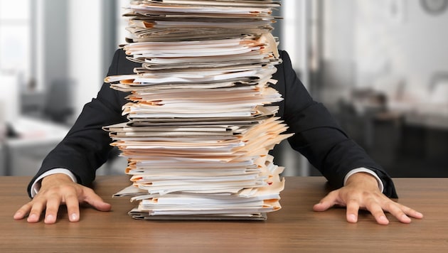 Mountains of files should not grow over the heads of citizens and civil servants. (Bild: stock.adobe.com)