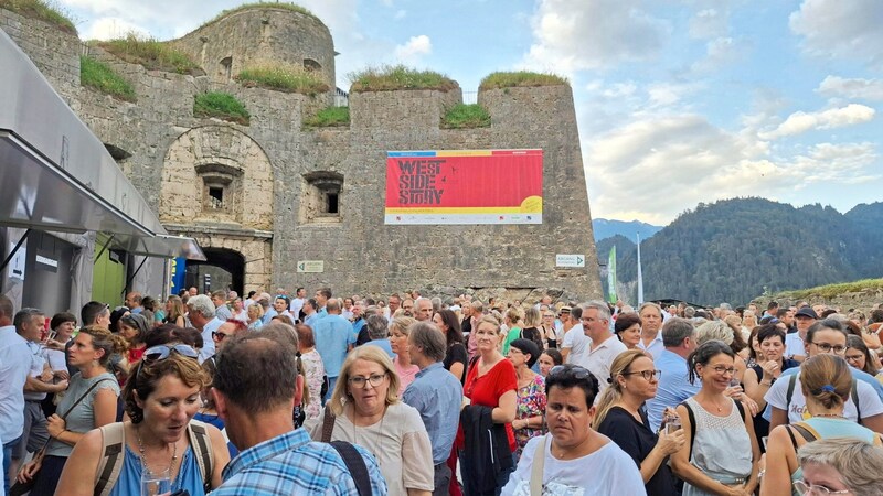 The preview for "West Side Story" hangs in the castle. (Bild: Biendl Christian)